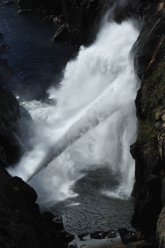 Escape de água na represa de Hetch-Hetchy no Yosemite National Park, na Califórnia, nos Estados Unidos